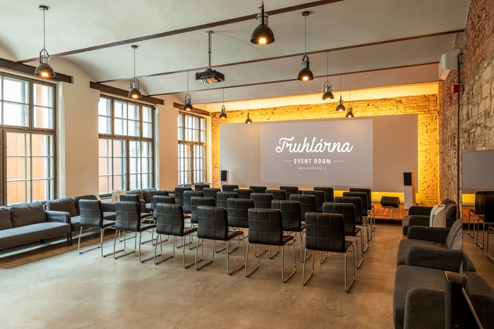 Eventový prostor Truhlárna v Karlíně (Praha 8) – konferenční uspořádání s projekčním plátnem