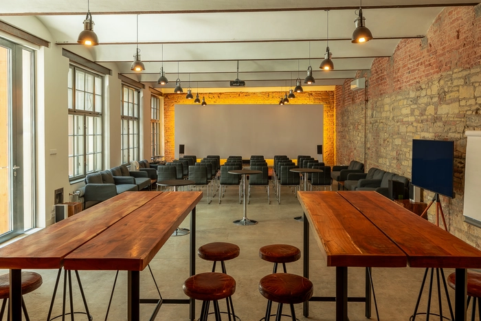 Industriální loft Truhlárna Karlín – prostor pro školení a prezentace, sezení a velká projekce